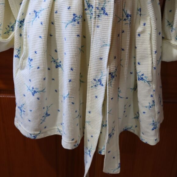 Vanity Fair Waffle Knit Cream & Blue Floral Robe | Vintage Large Cotton Blend - Picture 11 of 16